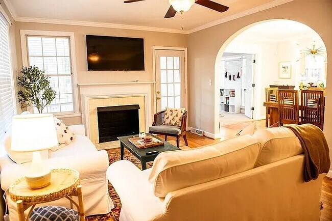 Building Photo - Fully Furnished 4BR Bungalow in Prime Forest Dr Location