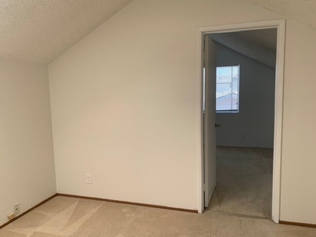 Building Photo - 4 Bed/2 Bath Spacious Home with Big Backyard and New Laminate & Carpet - Union City