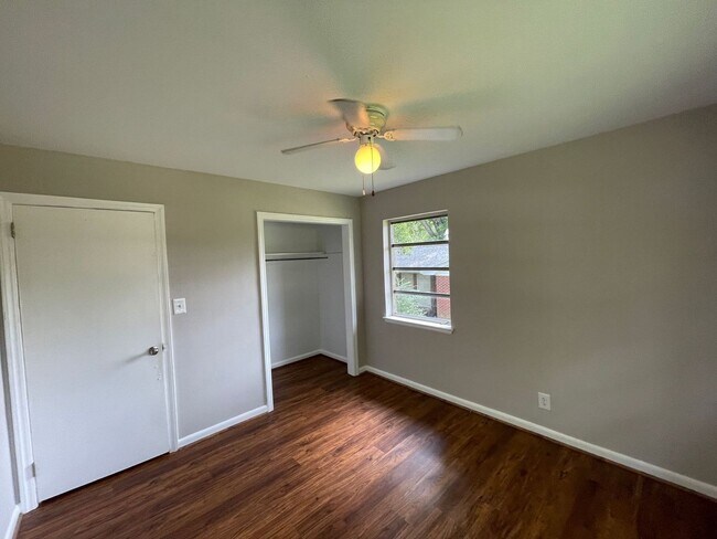 Building Photo - 3 bedroom 1.5 bath house available!   Large yard!