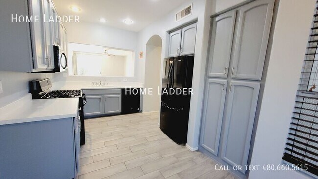 Building Photo - 6235 W Navajo Dr