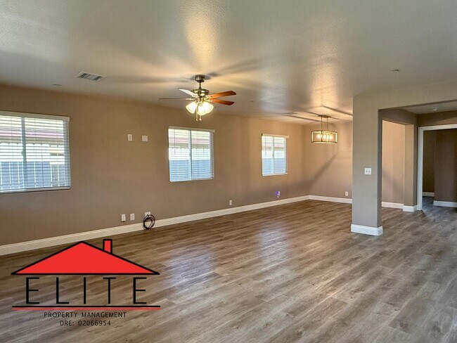 Building Photo - AVAILABLE NOW!!