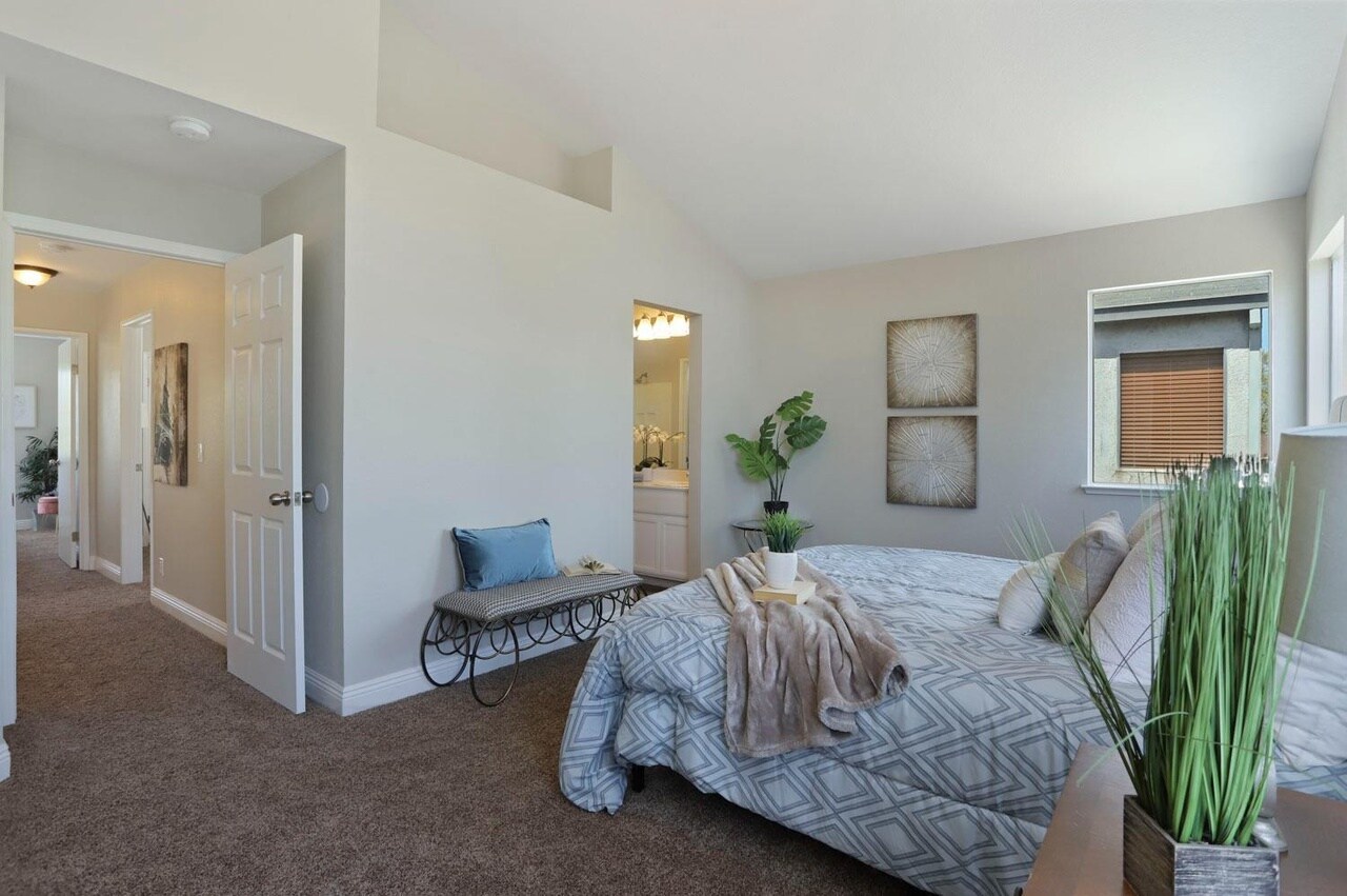 Building Photo - 2056 Middle River Dr