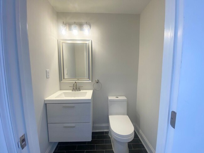 Building Photo - FOR RENT - 2BR/2.5BA Townhome