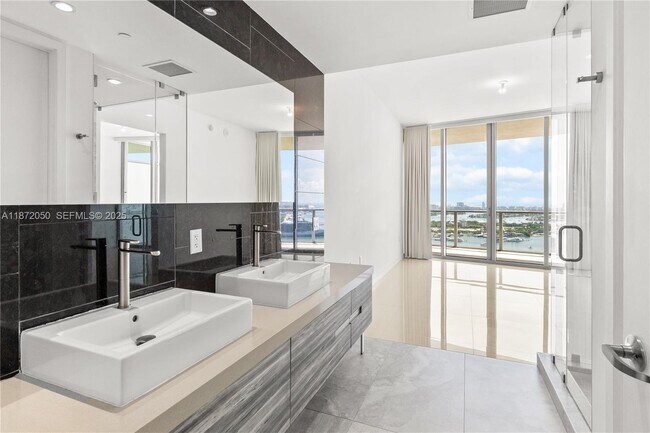 Building Photo - 1100 Biscayne Blvd