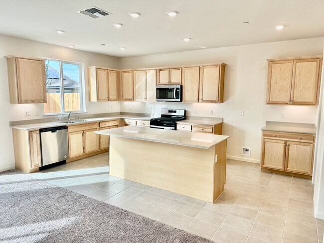 Building Photo - Lovely 4/2 Near Clovis East