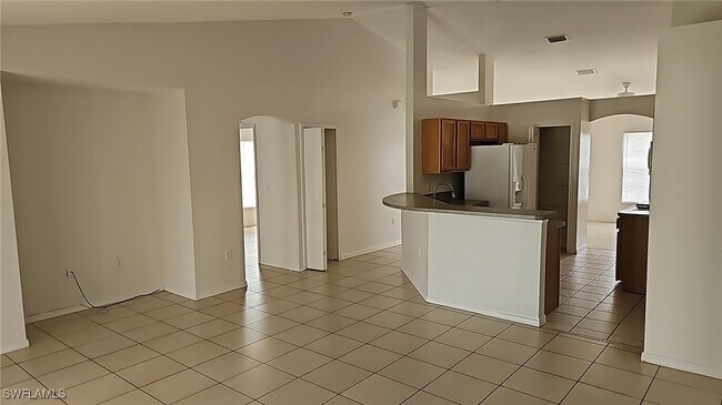 Building Photo - 832 Palomino St E