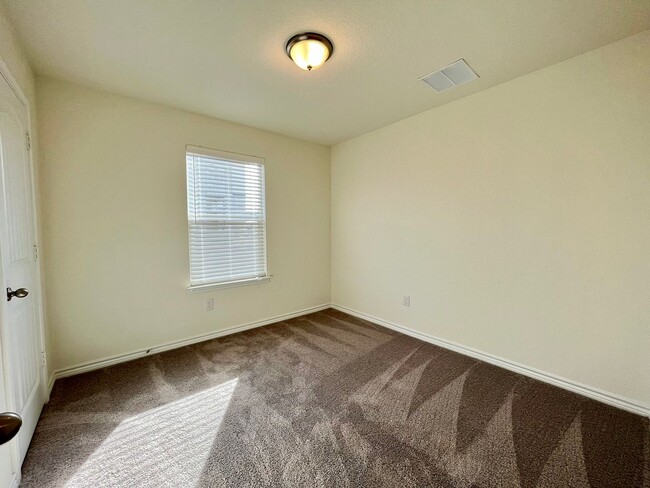 Building Photo - 3 Bedroom/2 Bath Skyview Subdivision