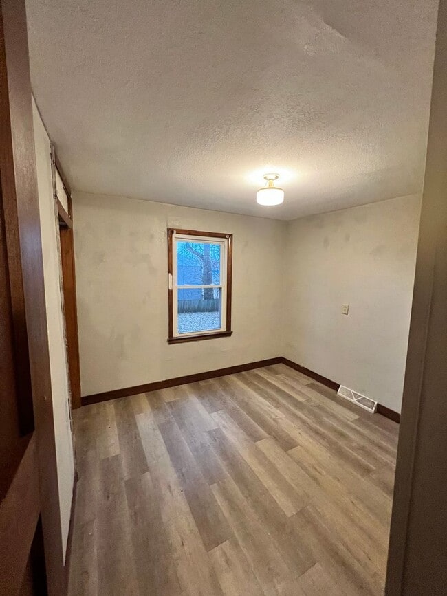 Building Photo - 3 Bedroom House!!!!