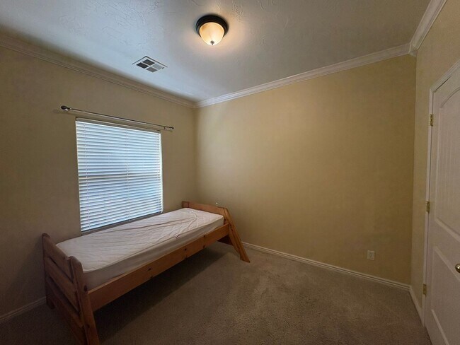 Building Photo - Beautiful 4 Bed 2.5 Bath in Laverkin