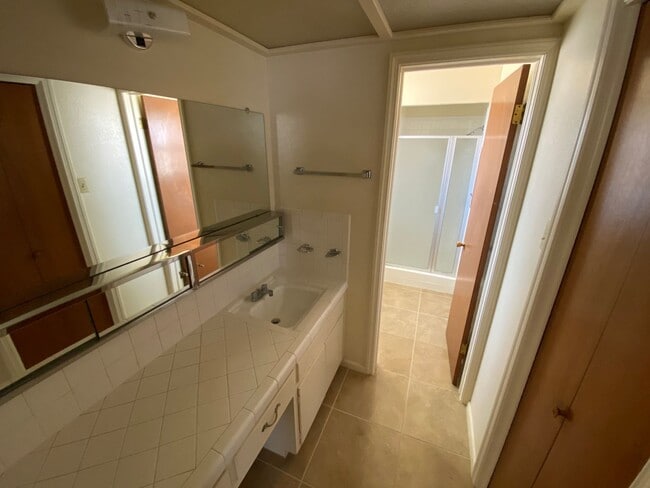 Building Photo - Northeast El Paso 3bed/2bath w/LOTS of living space!