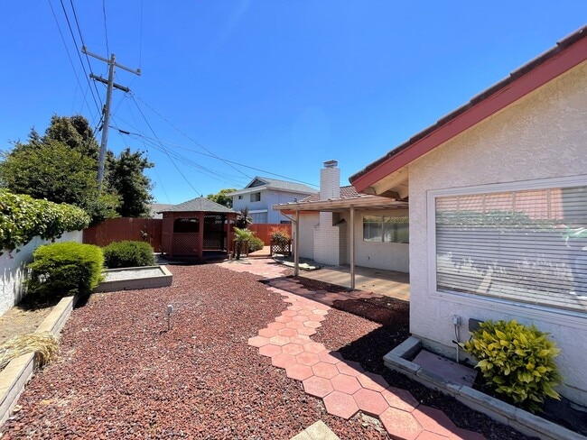 Building Photo - Beautifully Maintained Northern Vandenberg...