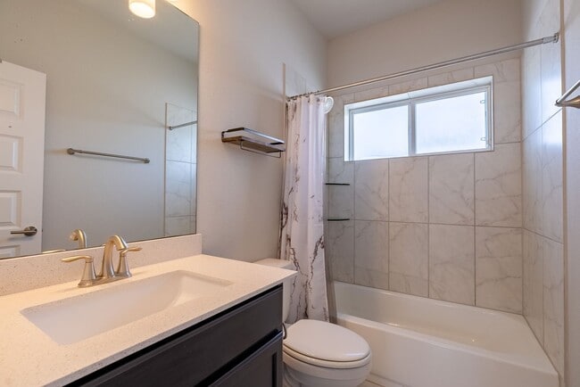 Building Photo - Beautiful 2 bedroom, 2.5 bathroom home in South East Austin!!!