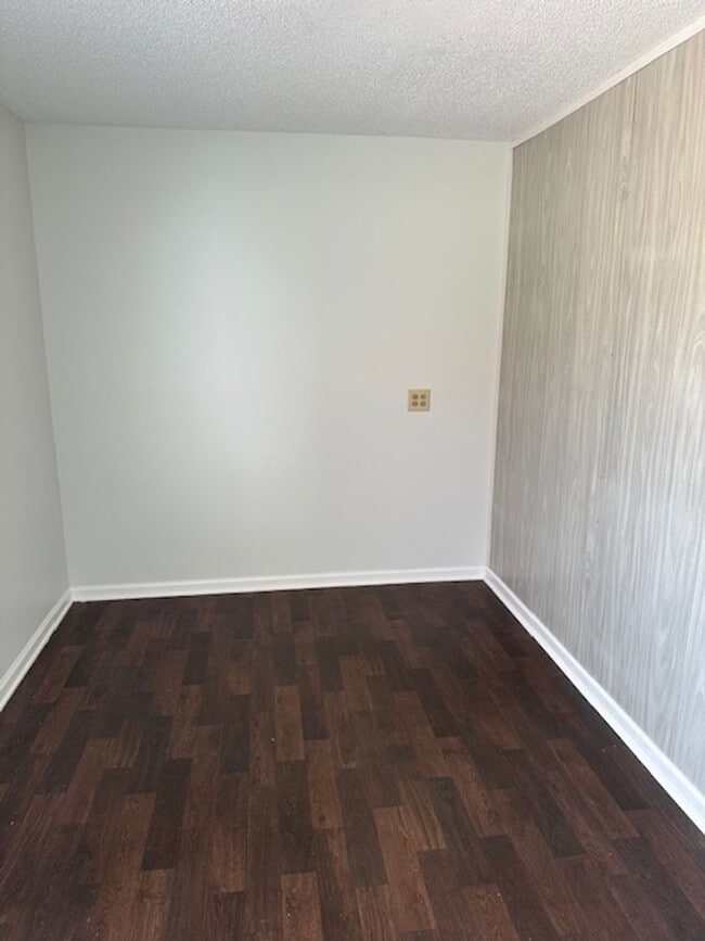 Building Photo - Renovated 2 Bedroom 1 Bath Unit for Rent!
