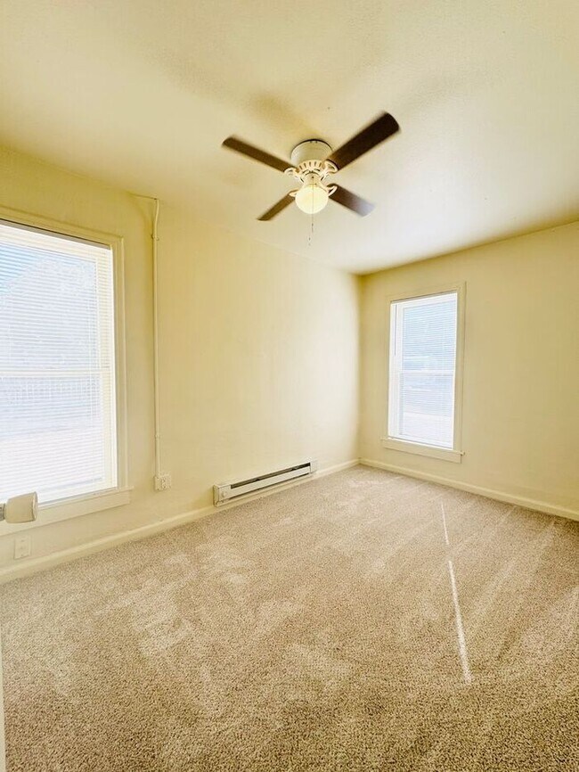 Building Photo - Cute 1 Bedroom, 1 Bathroom Unit Moments Aw...