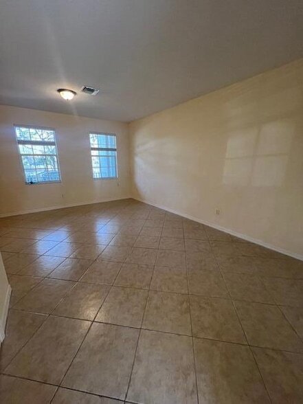 Building Photo - 211 E Thatch Palm Cir