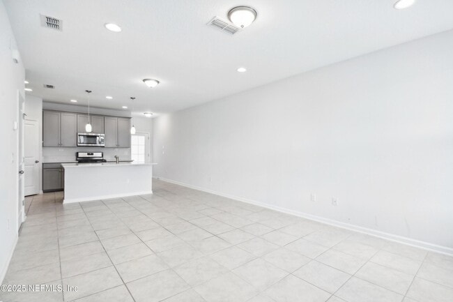 Building Photo - 260 Brandon Lks Dr