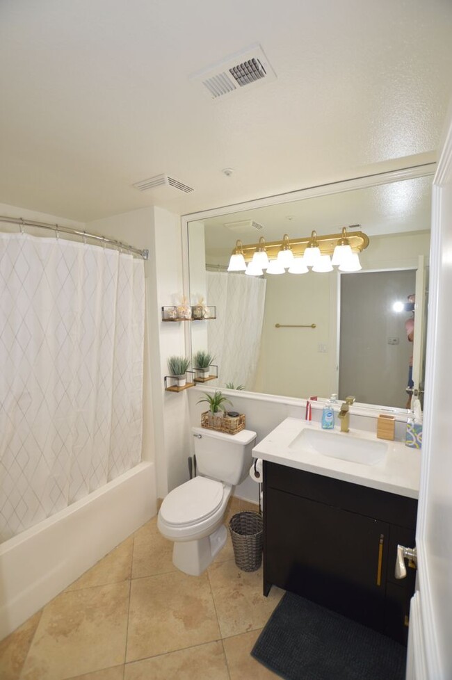 Building Photo - Newly Remodeled & Furnished Luxury Condo R...