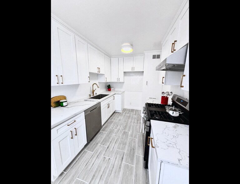 Primary Photo - Spacious 1 & 2 Bedroom Apartments