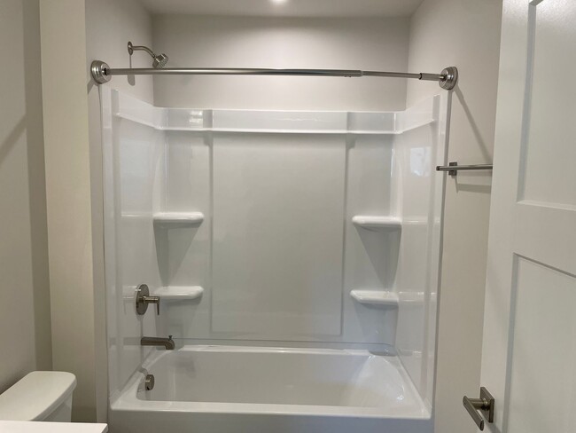Building Photo - 3 Bedroom 2 Bathroom House In Hickman's Cr...