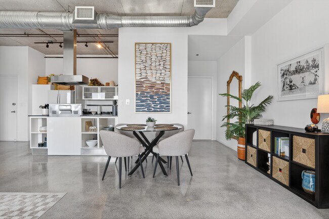 Building Photo - 10 SW South River Dr