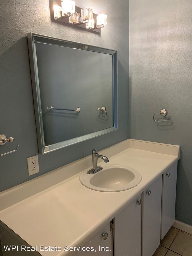 Building Photo - 1 br, 1 bath House - 12515 NE 132nd CT, #A203