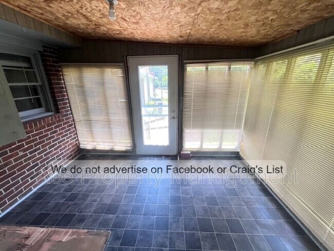 Building Photo - 255 Greenbriar Dr