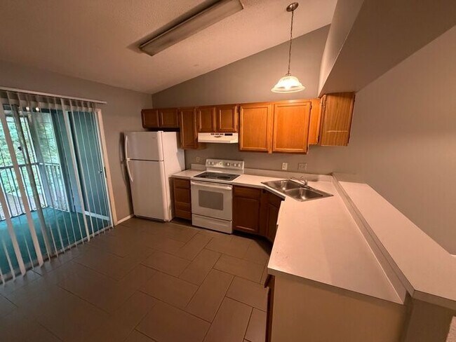 Building Photo - Convenient 2/2 Orlando Condo – Water & Garbage Included!