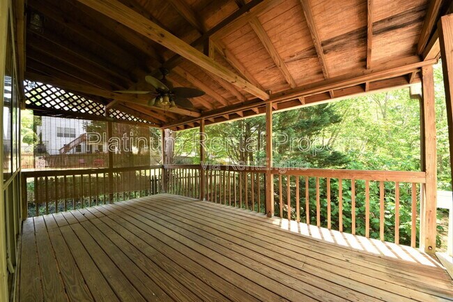 Building Photo - 950 Hillary Ln