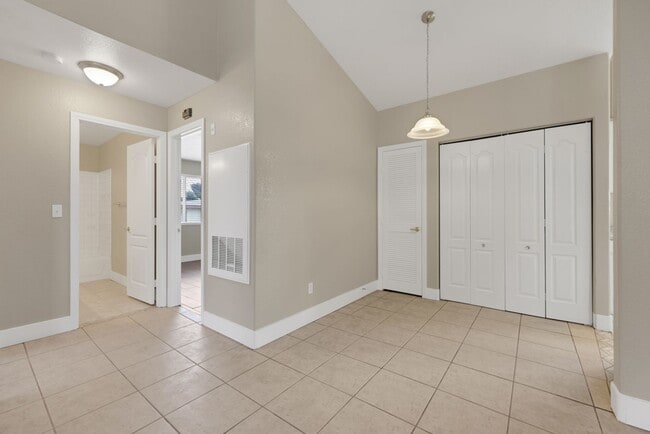 Building Photo - 2 bedroom condo in Henderson