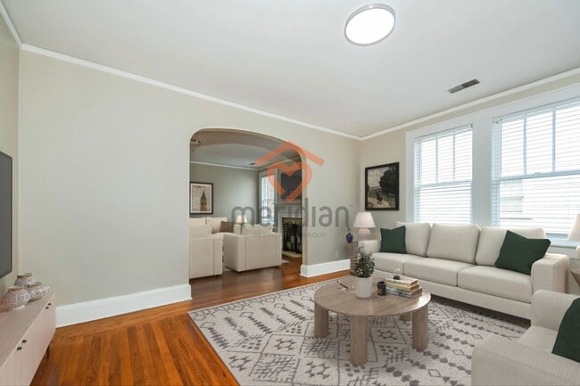 Building Photo - 3 bed / 2 bath home ~ Available October 2025