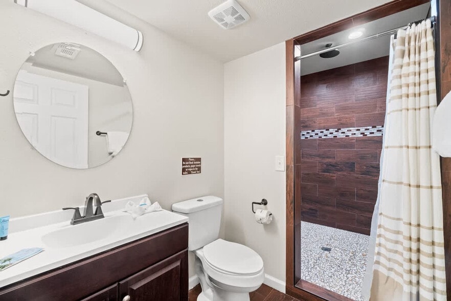 Building Photo - 5218 Beach Dr