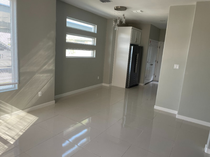 Building Photo - 404 W St Helena Ave