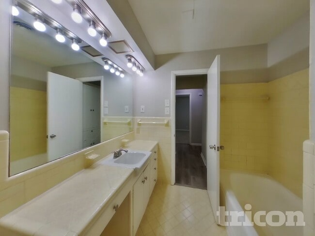 Building Photo - 3240 Springwood Ln