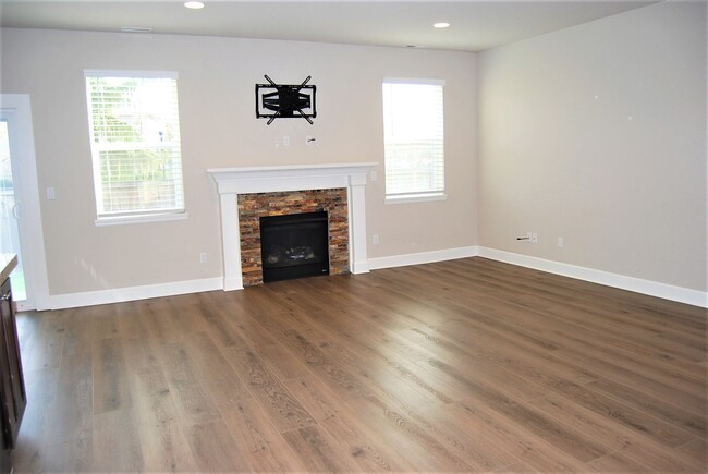 Building Photo - 4 Bedroom 2.5 Bath Home Sherwood OR