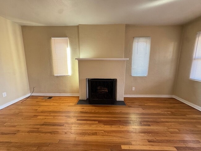 Building Photo - Well Maintained University Home!