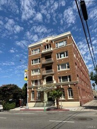 Building Photo - Charming Studio with Vintage Appeal