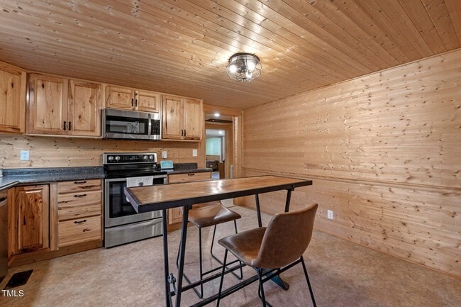 Building Photo - Mini Farm on 2 acres