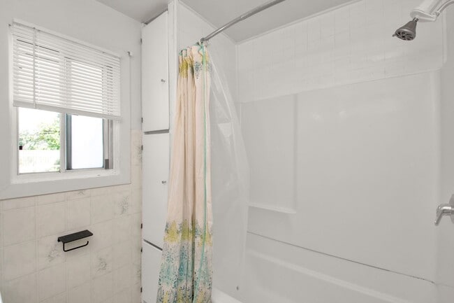 Building Photo - A Gardners Dream 2 Bed 1 Bath Home in Amazing SLC Location! Available NOW!