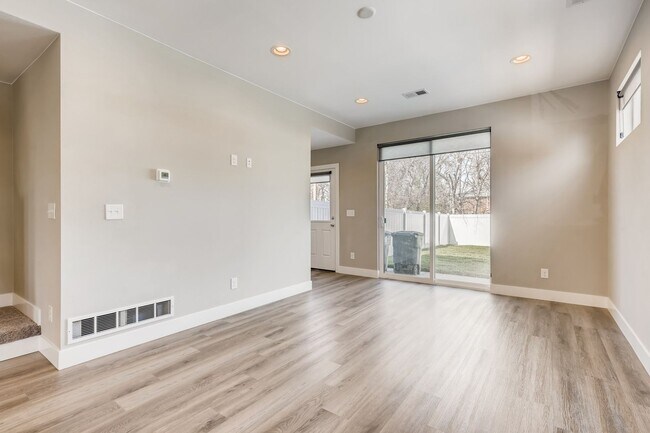 Building Photo - Beautiful Half Duplex for Rent