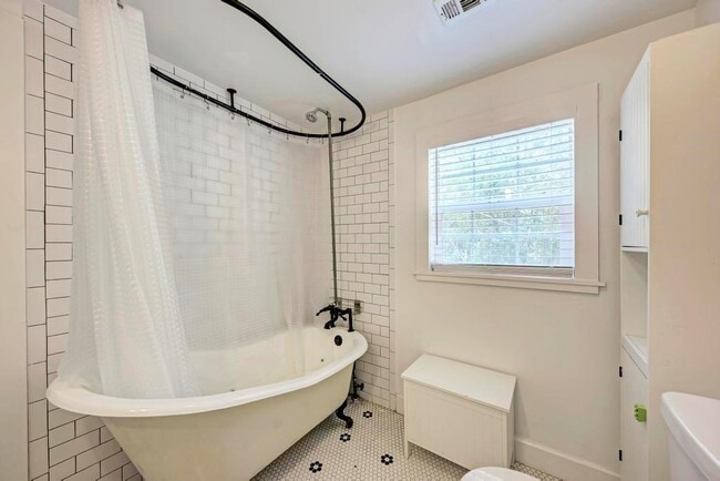 Building Photo - 1407 Leona St