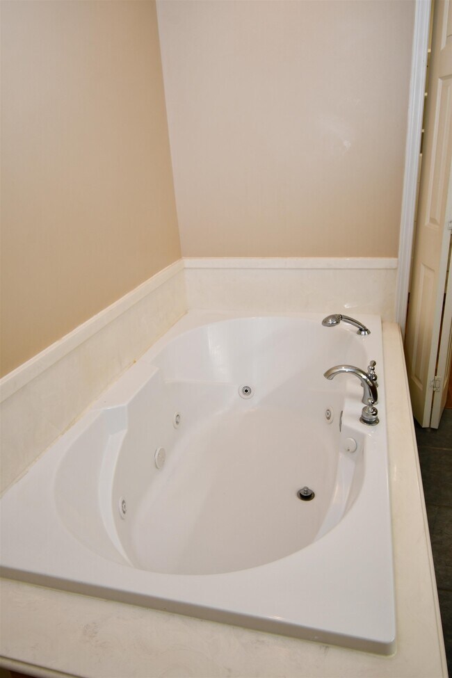 Building Photo - 604 Derouen St