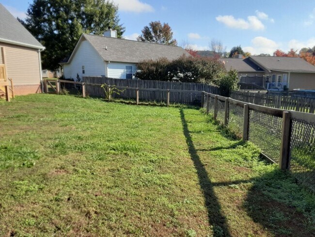 Building Photo - Great Home on corner lot in prime location in Knoxville