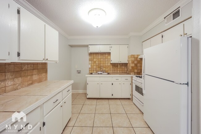 Building Photo - 3020 Normandy Dr