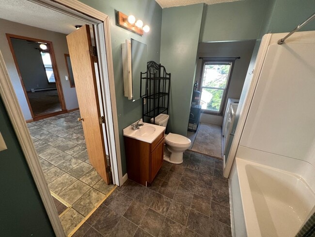 Building Photo - Upper Level 2 Bedroom Apartment - AVAILABLE JUNE