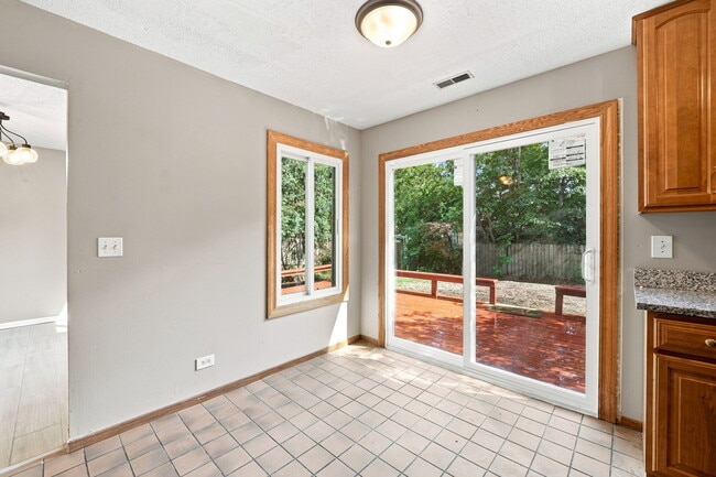 Building Photo - 15 Brittany Ln