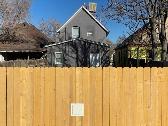 Building Photo - 1007 E Abriendo Ave
