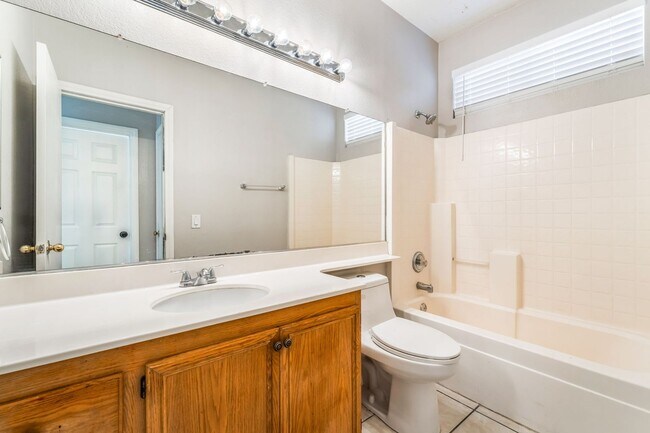 Building Photo - Beautiful 5 bed home with sparkling pool located in the heart of Las Vegas!