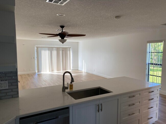 Building Photo - 540 Canal Point S