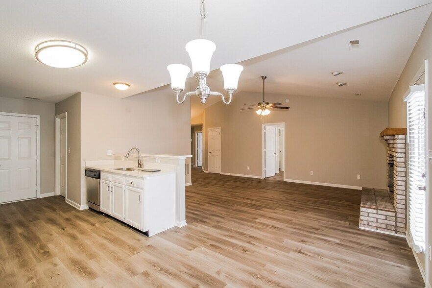 Building Photo - 7645 Blue Willow Dr