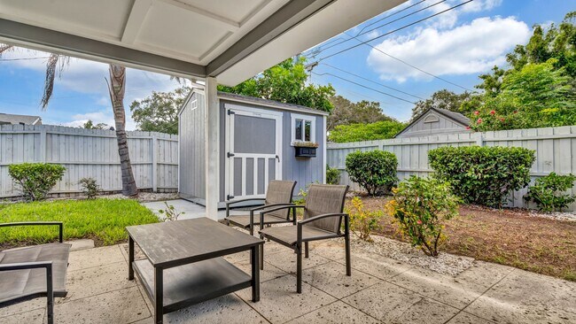 Building Photo - Executive Style Pool Home, 4br/2ba Home Av...
